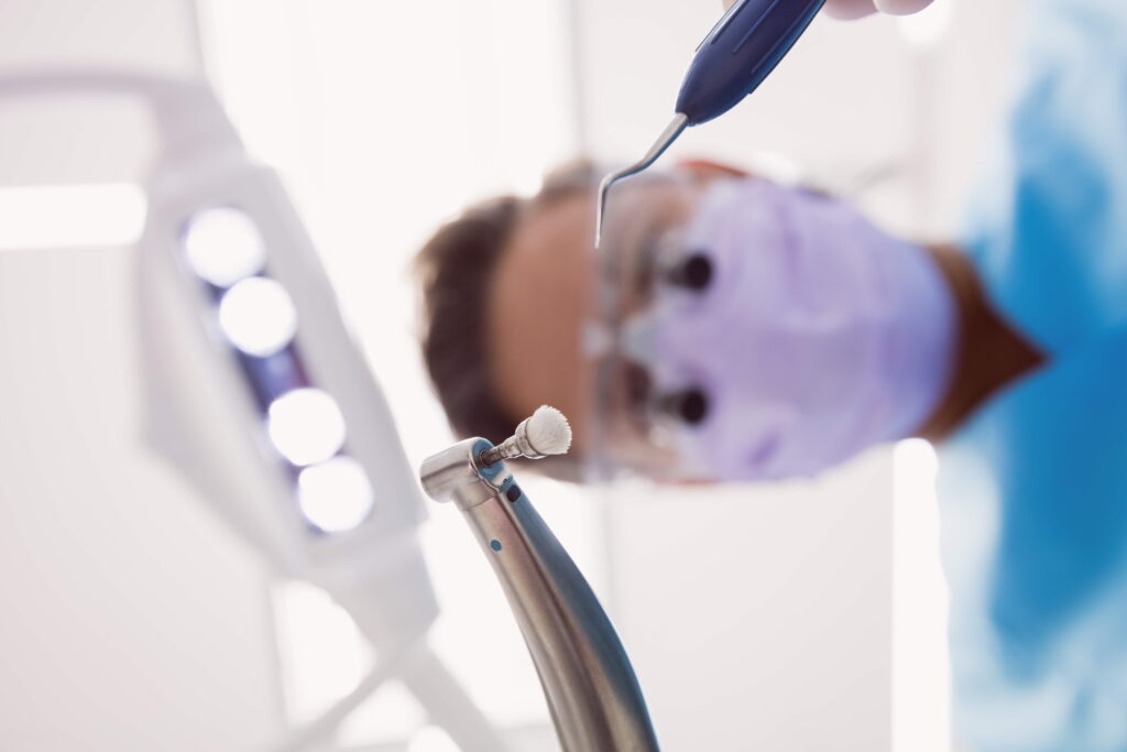 Endodoncia dentist holding dental tools